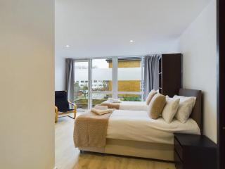 Pass the Keys Modern 4Bed 3Bath Balcony Apartment in Shoreditch - 9
