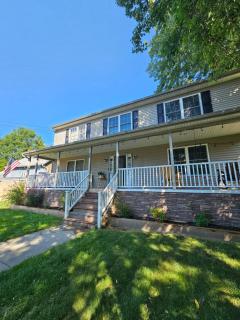 Whole House - HUGE, Modern & New Niagara Shoreline Home Rental - 7