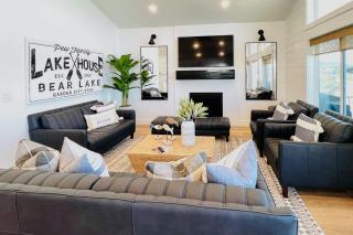 Pool Access and Lake Views Modern Garden City Home - 4