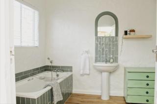 Caren's Hideaway - 7 min walk to Beach & Covered Patio, Braai & WIFI - Plettenberg Bay - 6