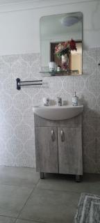 7 on school - Cozy guesthouse 15 min drive from airport and close to major highways - 9