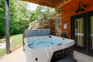 Spacious Blue Ridge Cabin with Private Hot Tub! - Blue Ridge - 9