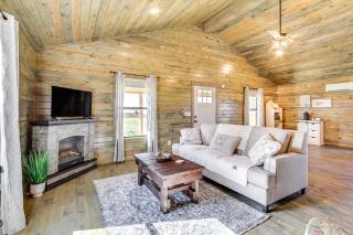 Cozy Mississippi Cabin with Covered Porch and Grill! - - 0