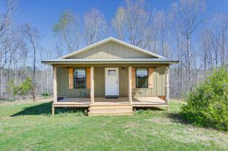 Cozy Mississippi Cabin with Covered Porch and Grill! - - 8