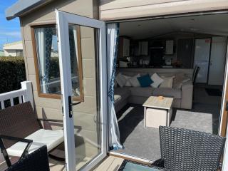 Luxury Romantic 2 Bedroom Caravan Trecco Bay - Newton - 7