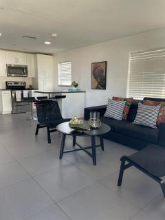 Stylish Pool Home - Hollywood - 8