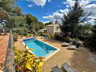 Maison avec piscine chauffée, centre village - 7