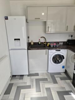 Detached Flat in Leeds, Free WIFI and parking, Pool table, 75 inch tv, Netflix, Disney plus - 4