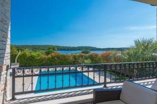 Wunderschöne Villa zur Alleinnutzung mit Meerblick und beheiztem Pool mit elektrischer Thermo-Poolabdeckung - Pomer - 5