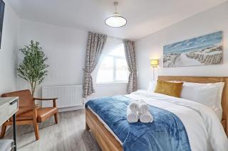 High view house, 3 bed flat, Number 41A - Walton-on-the-Naze - 0