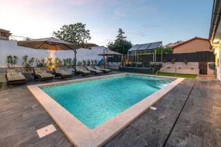 4 Schlafzimmer, 4 Badezimmer en suite, Wohnzimmer, Küche, privater Pool, Sommerküche, Holzkohlegrill, Garten - 6