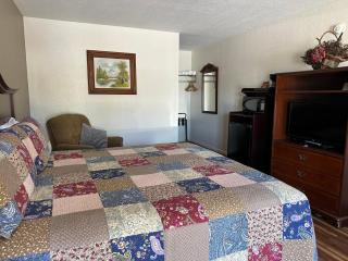 Sunset Inn and Suites - Fredericksburg - 1