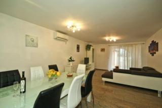 Ferienhaus mit Pool, Terrasse und Parkplatz auf zwei Ebenen - Buje - 7