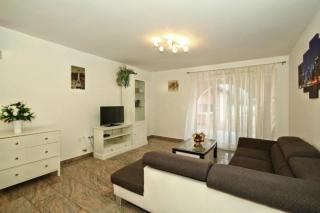Ferienhaus mit Pool, Terrasse und Parkplatz auf zwei Ebenen - Buje - 5