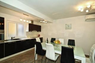 Ferienhaus mit Pool, Terrasse und Parkplatz auf zwei Ebenen - Buje - 3