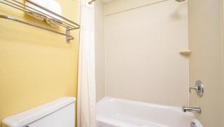 Xecutive Inn and Suites - Center - 4