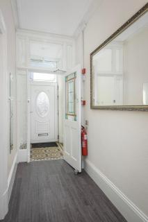BARTON BEACHSIDE - Comfort OneBedroom Apartment, Double & Sofabed - Central Beach & Promenade Location - Over 21's, Family Friendly Only, ID Required, Stairs Access - 5