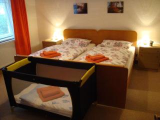 Ferienwohnung mit Terrasse und Parkplatz in Zweifamilienhaus - 8