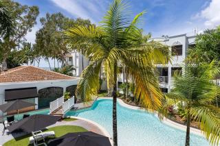 'Swaying Palms and Salt Air' A Dreamy Tropical Haven - Palm Cove - 9