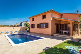 4 Schlafzimmer, 3 Badezimmer, Wohnzimmer, voll ausgestattete Küche, privater Pool, Sommerküche, Grill, Garten - Pula - 0