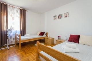 4 Schlafzimmer, 3 Badezimmer, Wohnzimmer, voll ausgestattete Küche, privater Pool, Sommerküche, Grill, Garten - Pula - 3