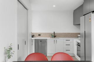 Deluxe Downtown Residence 3 Bed 3 Bath - 4