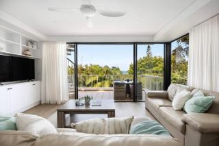 Salty Stays on Stevens St ~ Views & Rooftop Deck - Sunshine Beach - 6