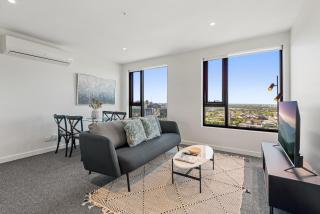 24th Floor 2-Bed Gem with View, Pool, BBQ & Gym - Melbourne - 0