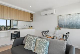 24th Floor 2-Bed Gem with View, Pool, BBQ & Gym - Melbourne - 2