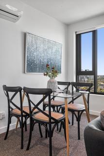 24th Floor 2-Bed Gem with View, Pool, BBQ & Gym - Melbourne - 3