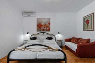 Gästezimmer für zwei Erwachsene und ein Kind mit Balkon ohne Meerblickb - Duće - 7