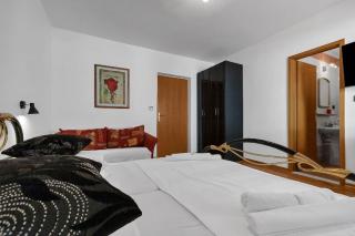 Gästezimmer für zwei Erwachsene und ein Kind mit Balkon ohne Meerblickb - Duće - 4