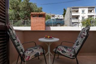 Gästezimmer für zwei Erwachsene und ein Kind mit Balkon ohne Meerblickb - Duće - 3