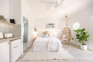 Coastal Luxe Suite with Pool ~ Walk to Noosa River - Noosaville - 0