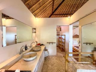 Villa Nak - Charming 4BR Family-Friendly Villa, Walking Distance to Seminyak Beach - Seminyak - 1
