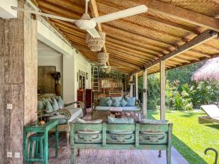 Villa Nak - Charming 4BR Family-Friendly Villa, Walking Distance to Seminyak Beach - Seminyak - 2