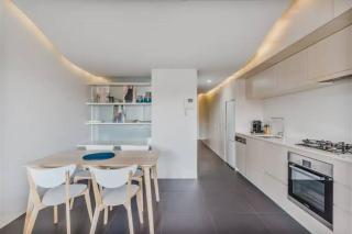Apartment nestled between Lake Burley Griffin, city and ANU - 9