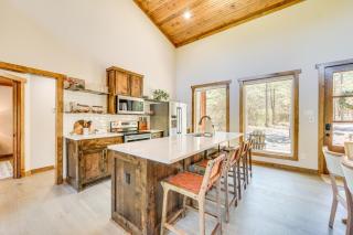 Broken Bow Cabin about 5 Mi to State Park with Hot Tub! - 3