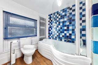 Balcony Blue Theme 1 Bedroom Central London Luxury Flat Near Hyde Park! Accommodates up to 6! Double Sofa Bed and Next to Station! - 6