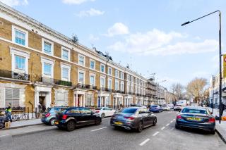 Balcony Blue Theme 1 Bedroom Central London Luxury Flat Near Hyde Park! Accommodates up to 6! Double Sofa Bed and Next to Station! - 3