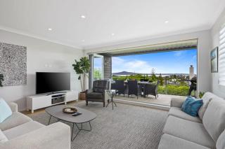 Ocean View Spacious 5BR Retreat for Families - Auckland - 0