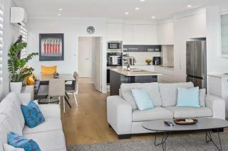Ocean View Spacious 5BR Retreat for Families - Auckland - 8