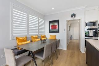 Ocean View Spacious 5BR Retreat for Families - Auckland - 4