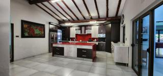 Expansive 5-bedroom house - 4