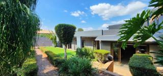 Expansive 5-bedroom house - Hartbeespoort - 7