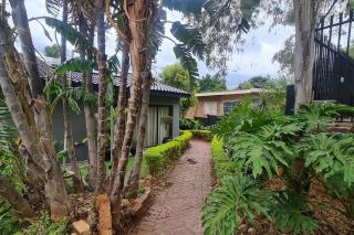 Expansive 5-bedroom house - Hartbeespoort - 8