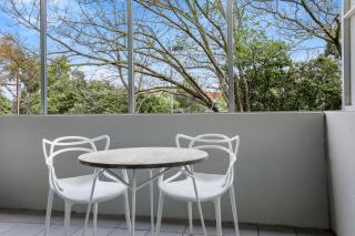 Modern 2-Bed Ivanhoe unit with Parking - 9