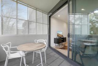 Modern 2-Bed Ivanhoe unit with Parking - 3