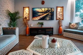 Elegant Garden Stay with 2 Living Areas, 2 Bedrooms, 1 Full and 1 Half Bath for 6 Guests - Umm al ‘Amad - 0