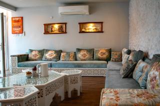 Elegant Garden Stay with 2 Living Areas, 2 Bedrooms, 1 Full and 1 Half Bath for 6 Guests - Umm al ‘Amad - 7